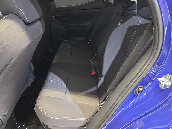 Toyota Yaris 8 of 15