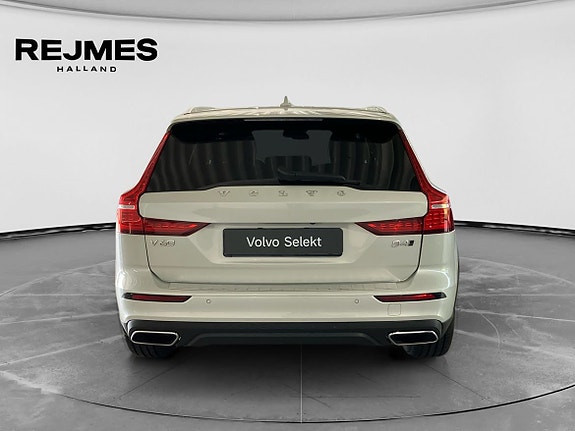 Volvo V60 Cross Country 7 of 13