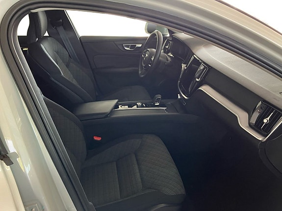Volvo V60 Cross Country 4 of 13