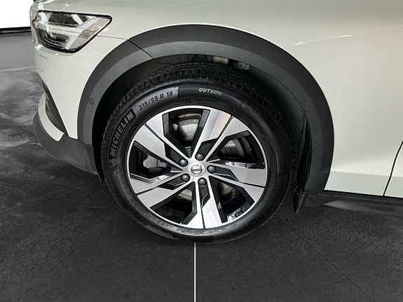 Volvo V60 Cross Country 9 of 13