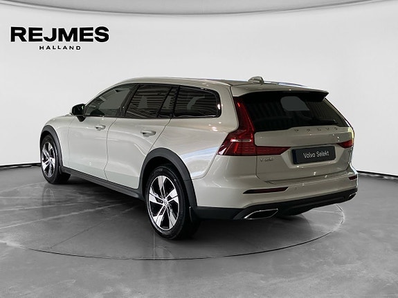 Volvo V60 Cross Country 2 of 13