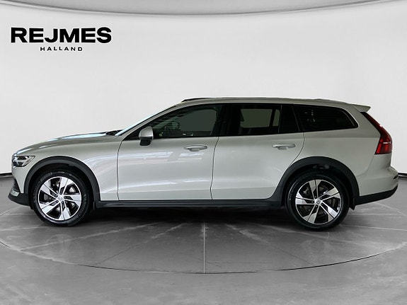 Volvo V60 Cross Country 3 of 13