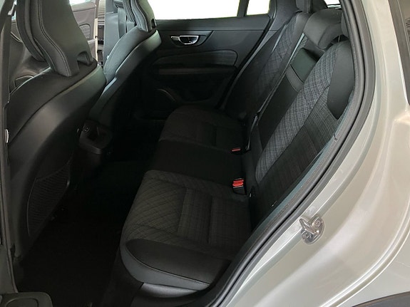 Volvo V60 Cross Country 6 of 13