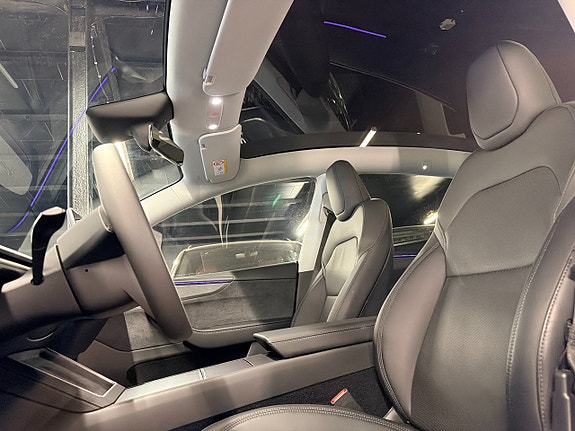 Tesla Model Y 9 of 18