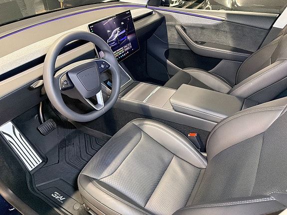 Tesla Model Y 10 of 18