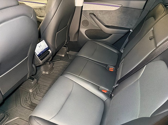 Tesla Model Y 16 of 18