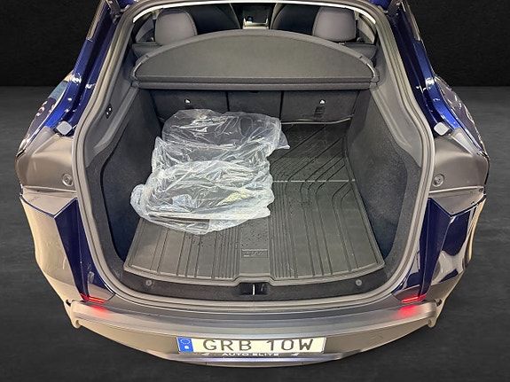 Tesla Model Y 8 of 18