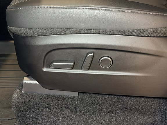 Tesla Model Y 15 of 18