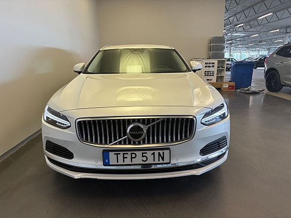 Volvo V90 2 of 23