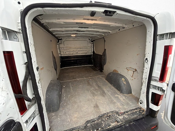 Nissan NV300 13 of 30