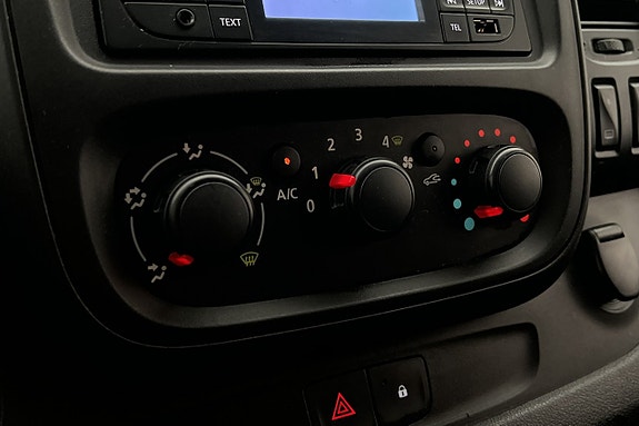 Nissan NV300 25 of 30
