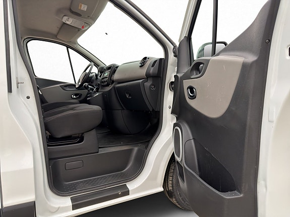 Nissan NV300 29 of 30