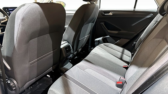 Volkswagen T-Roc 11 of 19