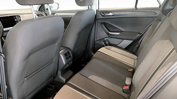 Volkswagen T-Roc 11 of 15
