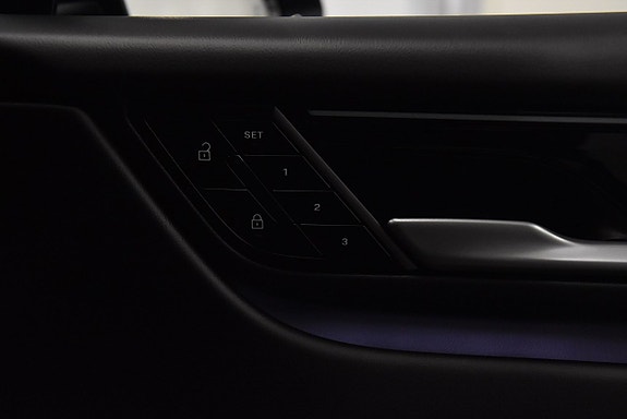 Porsche Macan 4 17 of 30