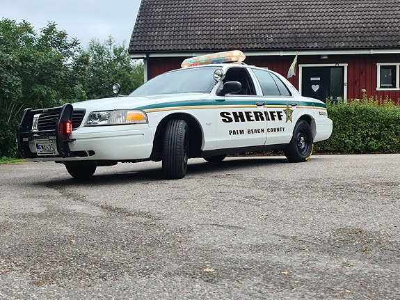 Ford Crown Victoria 3 of 4