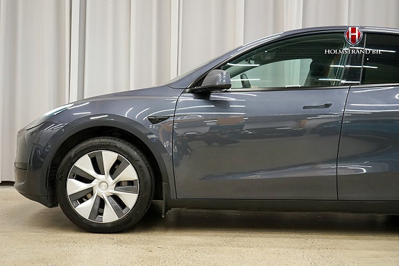 Tesla Model Y 7 of 21