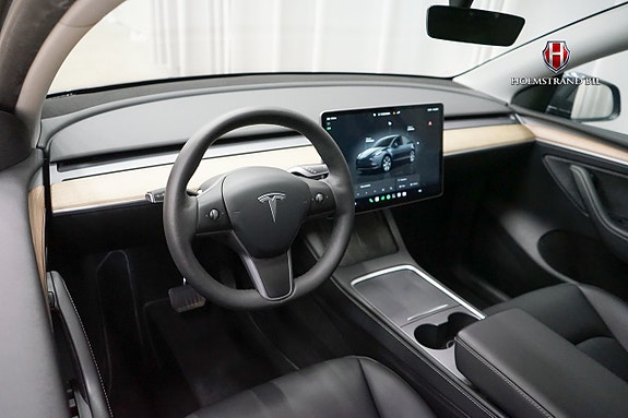 Tesla Model Y 9 of 21