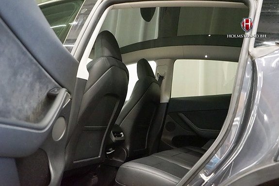 Tesla Model Y 12 of 21