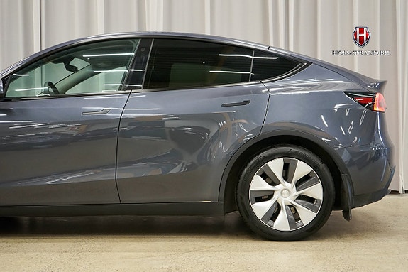 Tesla Model Y 8 of 21