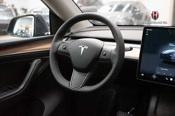 Tesla Model Y 14 of 21