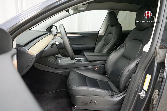 Tesla Model Y 10 of 21