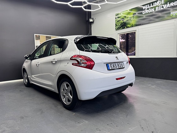Peugeot 208 4 of 9