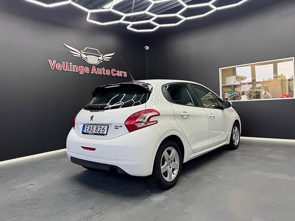Peugeot 208 3 of 9