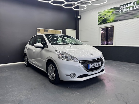 Peugeot 208 2 of 9
