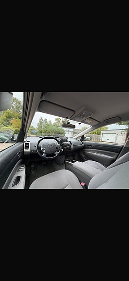 Toyota Prius 2 of 7