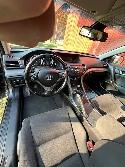 Honda Accord 2 of 6