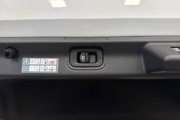 Mercedes-Benz EQE350+ 14 of 17