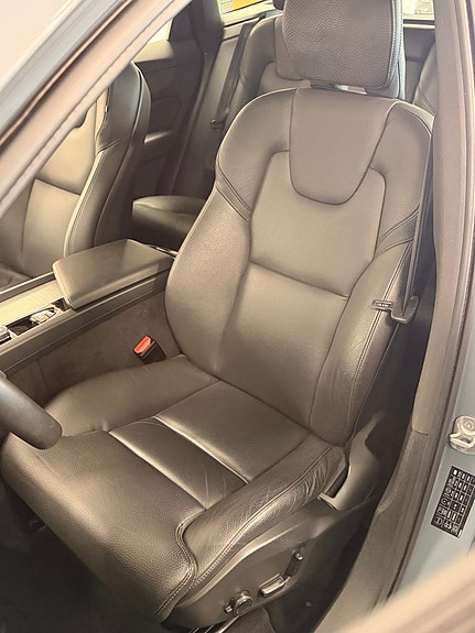 Volvo XC60 2 of 13