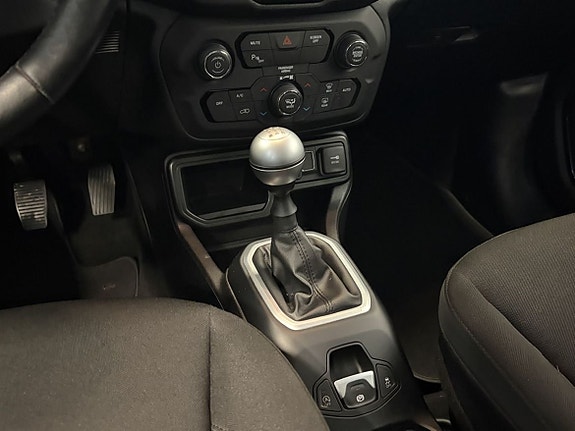 Jeep Renegade 15 of 18