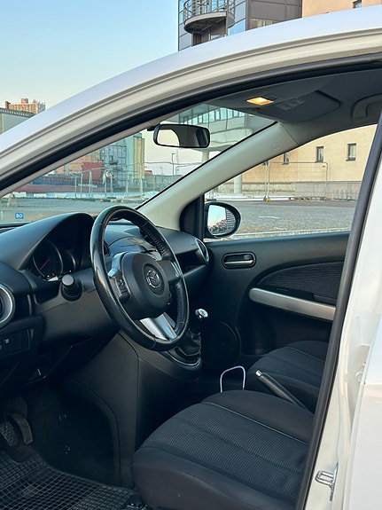 Mazda 2 5 of 8