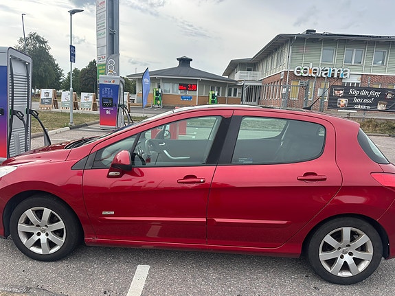 Peugeot 308 4 of 8