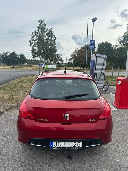 Peugeot 308 2 of 8