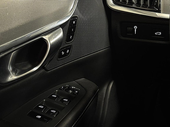 Volvo S90 27 of 29