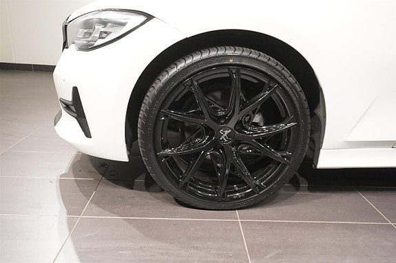 BMW 320d 3 of 12