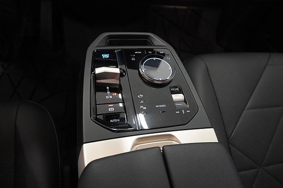 BMW iX 12 of 22