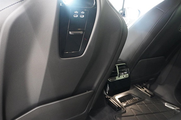 BMW iX 4 of 22