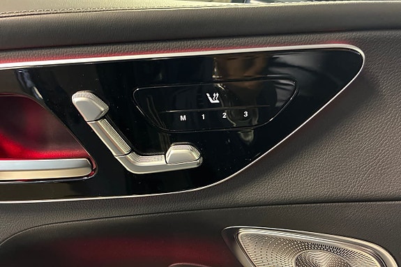 Mercedes-Benz GLC300 e 25 of 27