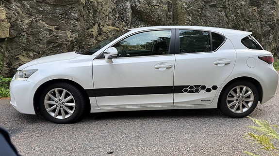 Lexus CT200h 2 of 17