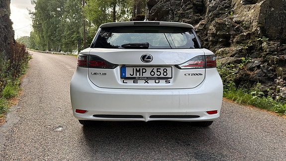 Lexus CT200h 8 of 17