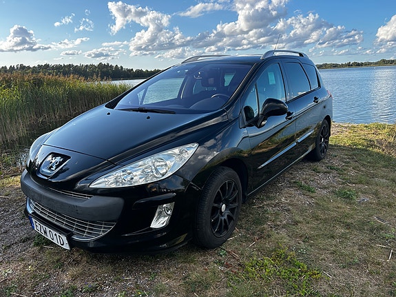 Peugeot 308 SW 2 of 6