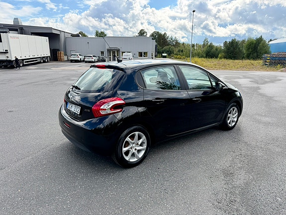 Peugeot 208 3 of 11