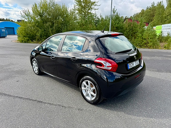 Peugeot 208 2 of 11