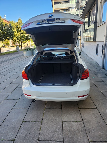 BMW 320d 3 of 11