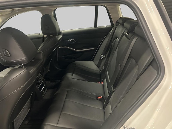 BMW 330e 11 of 21
