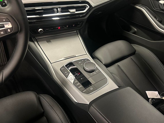 BMW 330e 18 of 21